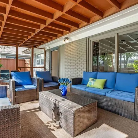 Brand New. The Oak Lawn Glam House. Pool. Backyard Oasis. Villa